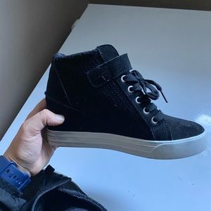Guess Wedge/Platform Sneaker (Black with White Base) 8 US W - fits a bit small